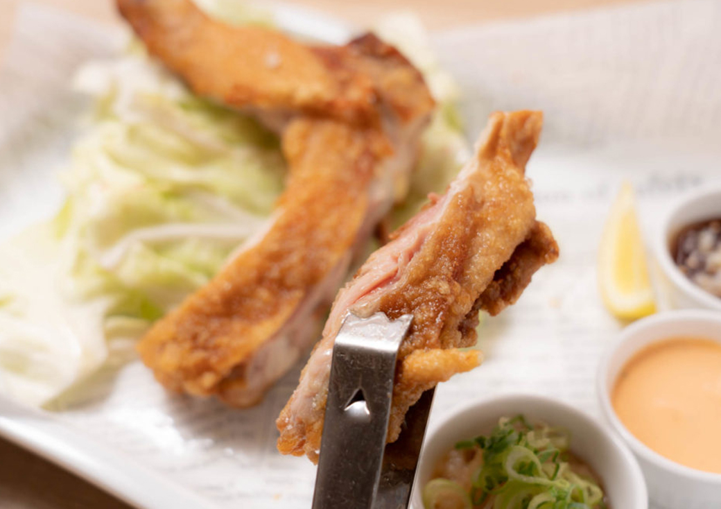 鶏肉に醤油ベースのタレで濃い目に下味をつけて揚げたものを北海道ではザンギと呼ぶ