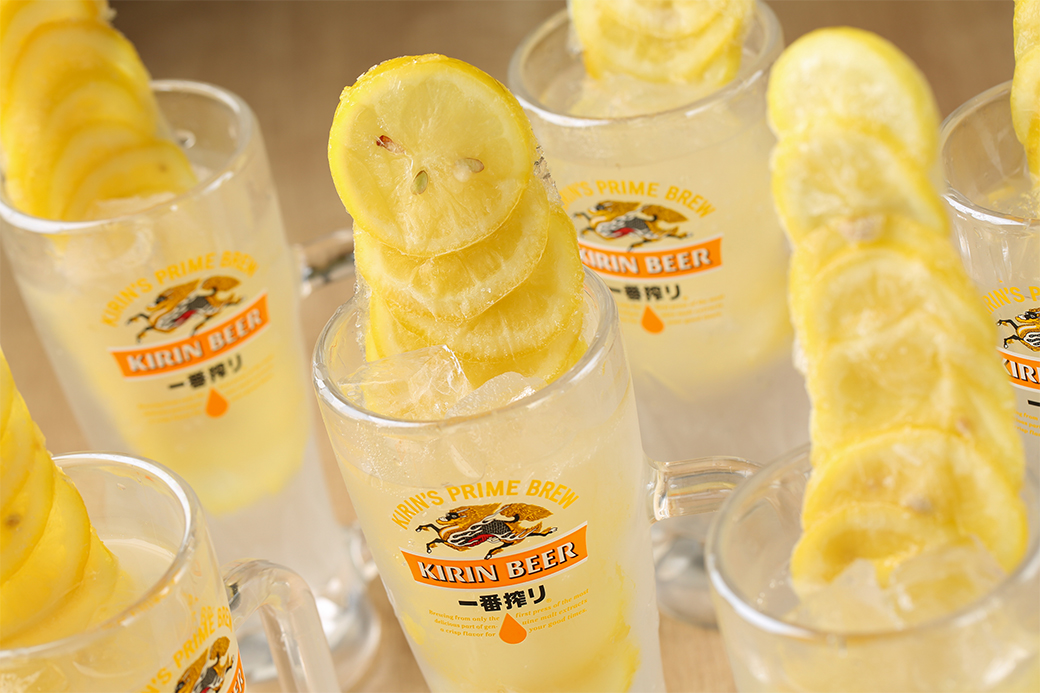 最強凍結レモンサワーのインパクトは最強！縦に連なった冷凍レモンが特徴的。